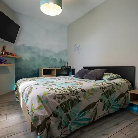 5 Avec Piscine, Jacuzzi, Terrain. *
