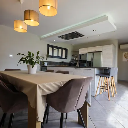 5 Avec Piscine, Jacuzzi, Terrain.