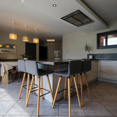 5 Avec Piscine, Jacuzzi, Terrain. Ambronay