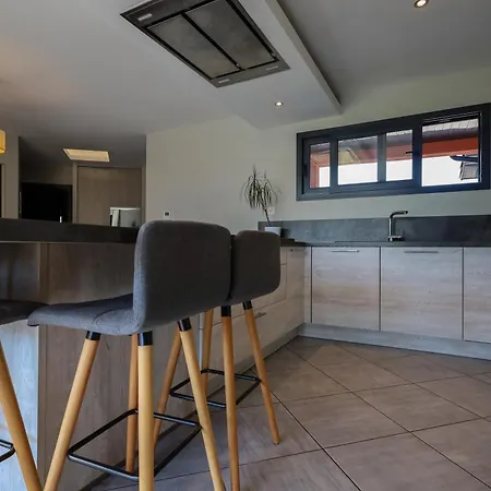 5 Avec Piscine, Jacuzzi, Terrain.