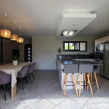 וילה 5 Avec Piscine, Jacuzzi, Terrain. Ambronay