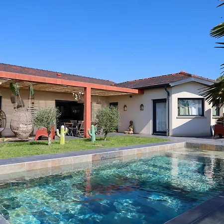 5 Avec Piscine, Jacuzzi, Terrain.