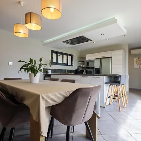 5 Avec Piscine, Jacuzzi, Terrain. וילה