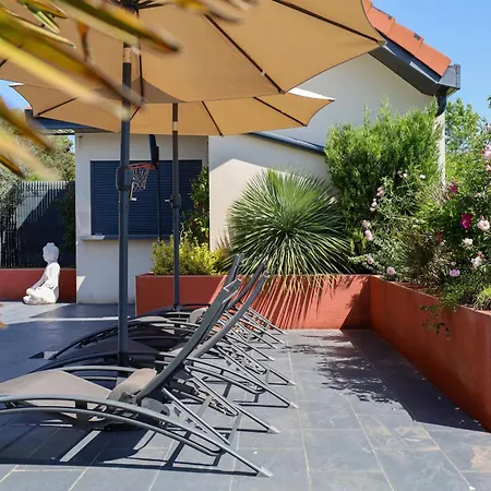 5 Avec Piscine, Jacuzzi, Terrain. *