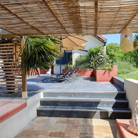 5 Avec Piscine, Jacuzzi, Terrain. Ambronay