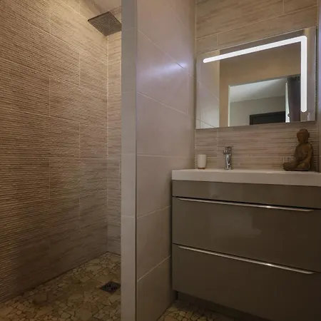 5 Avec Piscine, Jacuzzi, Terrain.
