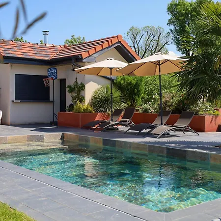 5 Avec Piscine, Jacuzzi, Terrain. *