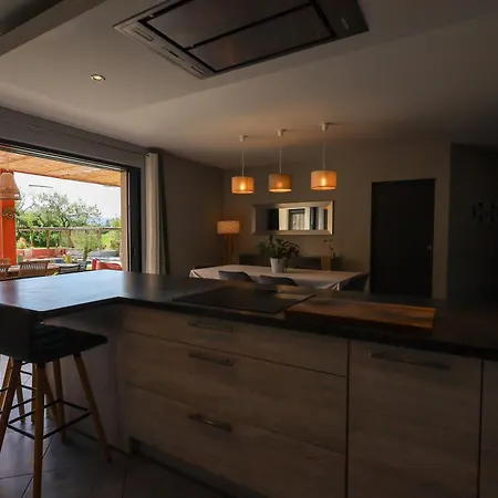 5 Avec Piscine, Jacuzzi, Terrain. Ambronay
