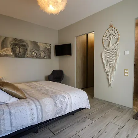5 Avec Piscine, Jacuzzi, Terrain.
