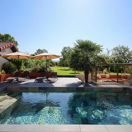 5 Avec Piscine, Jacuzzi, Terrain. * Ambronay
