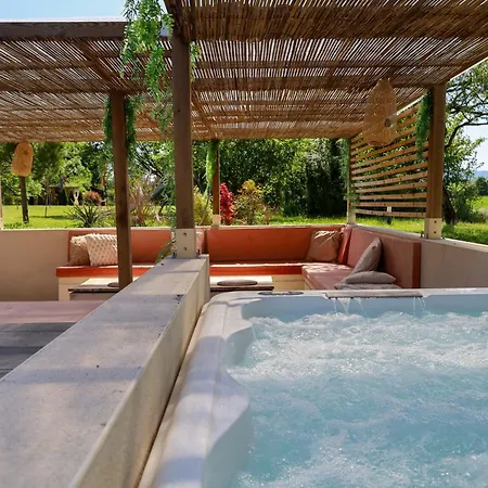 5 Avec Piscine, Jacuzzi, Terrain. *