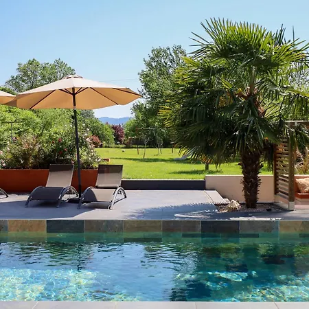 5 Avec Piscine, Jacuzzi, Terrain. *