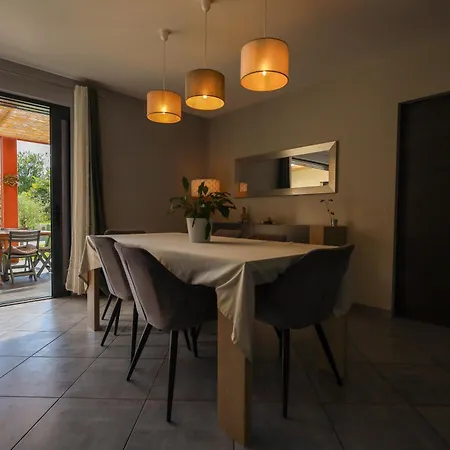 5 Avec Piscine, Jacuzzi, Terrain. וילה Ambronay