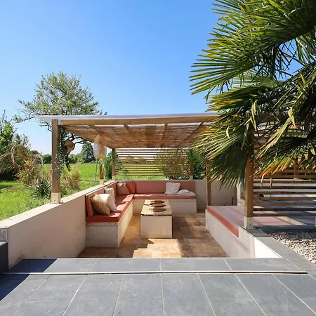 5 Avec Piscine, Jacuzzi, Terrain.